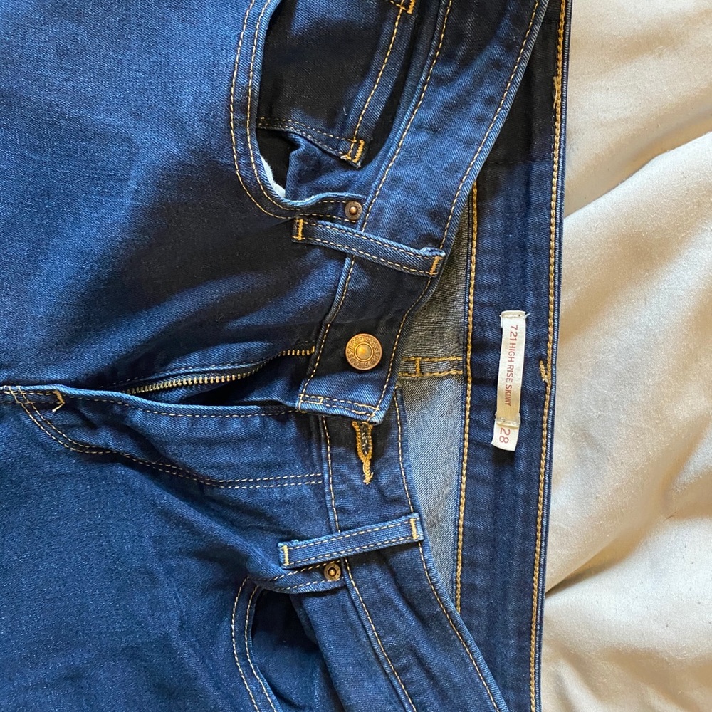 Levi high rise skinny jeans- size 28